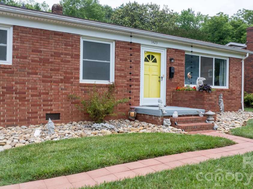 1423 16th Avenue, Hickory, NC 28601.  MLS# CAR4388030, YatesRealty ID 26720. 