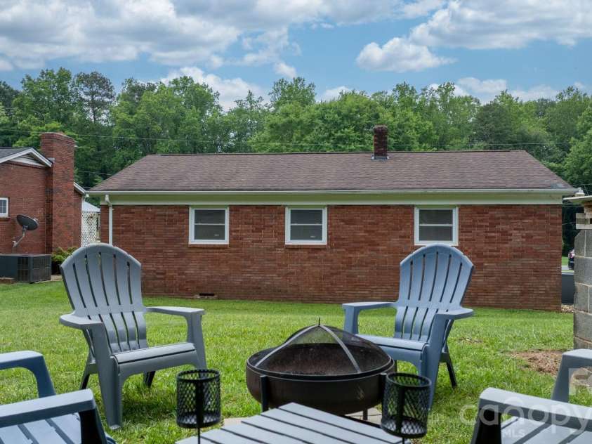 1423 16th Avenue, Hickory, NC 28601.  MLS# CAR4388030, YatesRealty ID 26720. 