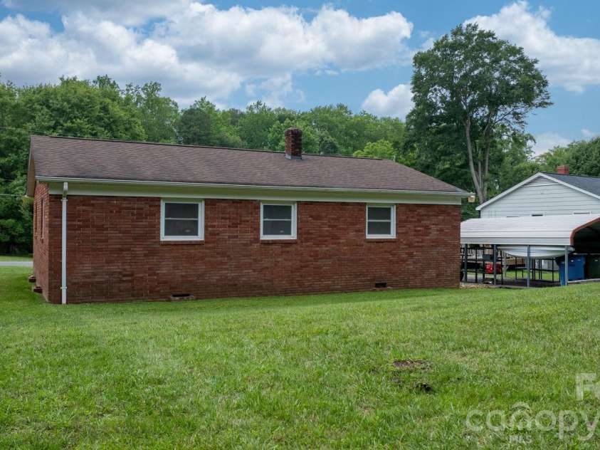 1423 16th Avenue, Hickory, NC 28601.  MLS# CAR4388030, YatesRealty ID 26720. 