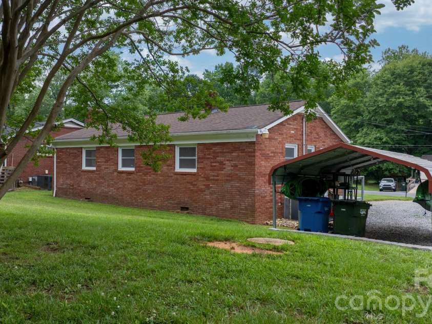 1423 16th Avenue, Hickory, NC 28601.  MLS# CAR4388030, YatesRealty ID 26720. 