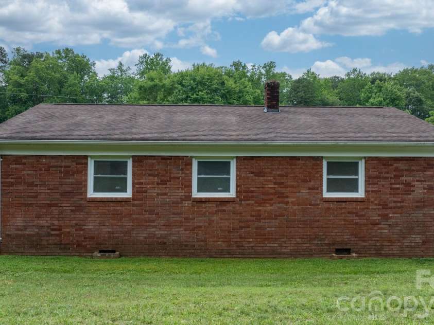 1423 16th Avenue, Hickory, NC 28601.  MLS# CAR4388030, YatesRealty ID 26720. 