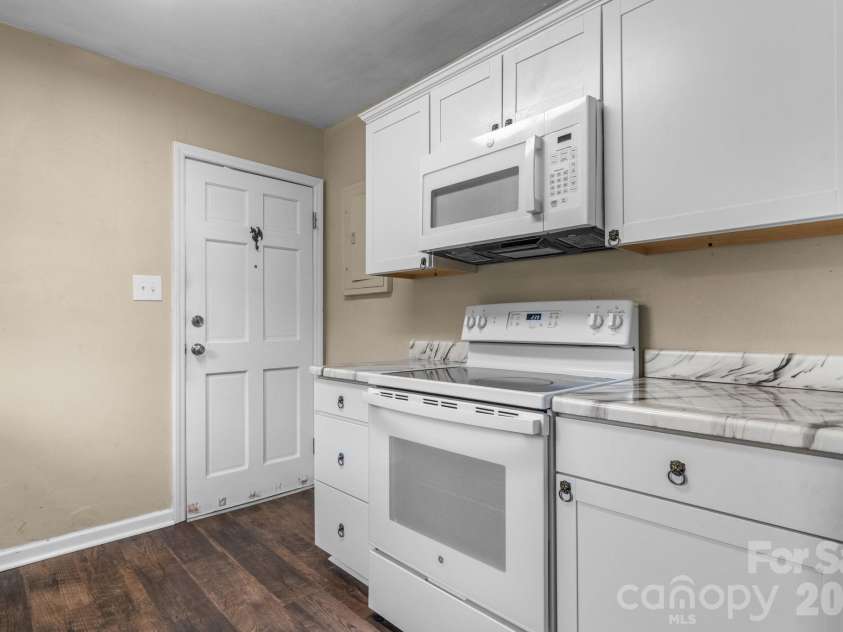 1423 16th Avenue, Hickory, NC 28601.  MLS# CAR4388030, YatesRealty ID 26720. 