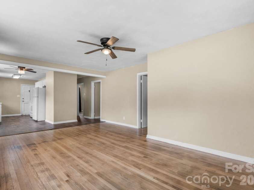 1423 16th Avenue, Hickory, NC 28601.  MLS# CAR4388030, YatesRealty ID 26720. 