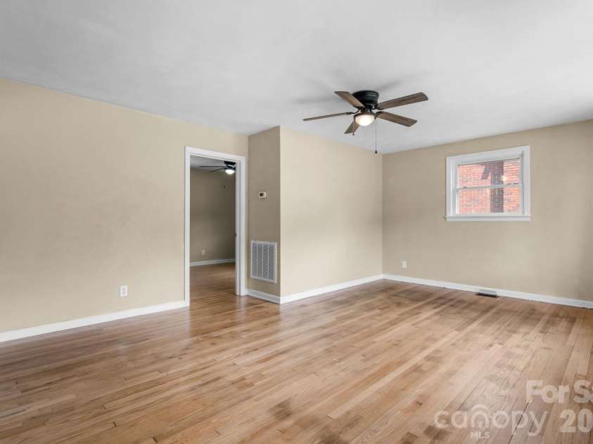 1423 16th Avenue, Hickory, NC 28601.  MLS# CAR4388030, YatesRealty ID 26720. 