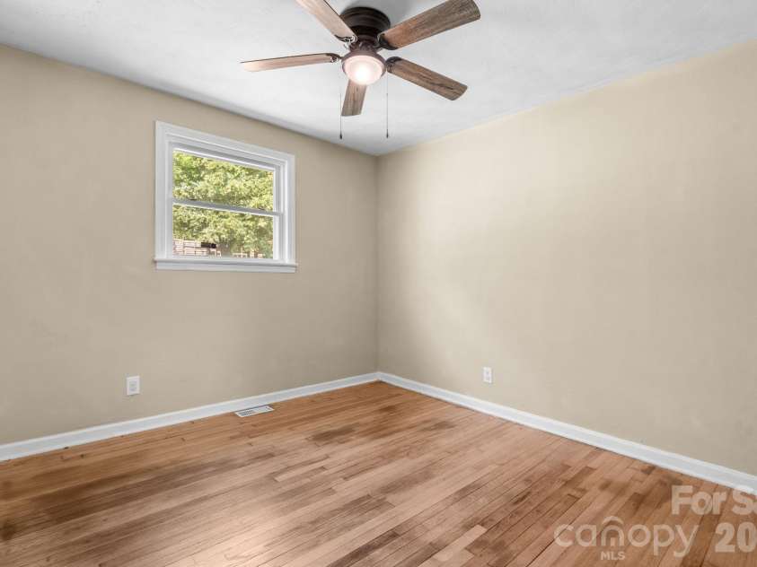 1423 16th Avenue, Hickory, NC 28601.  MLS# CAR4388030, YatesRealty ID 26720. 