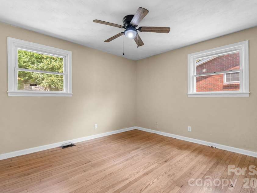 1423 16th Avenue, Hickory, NC 28601.  MLS# CAR4388030, YatesRealty ID 26720. 