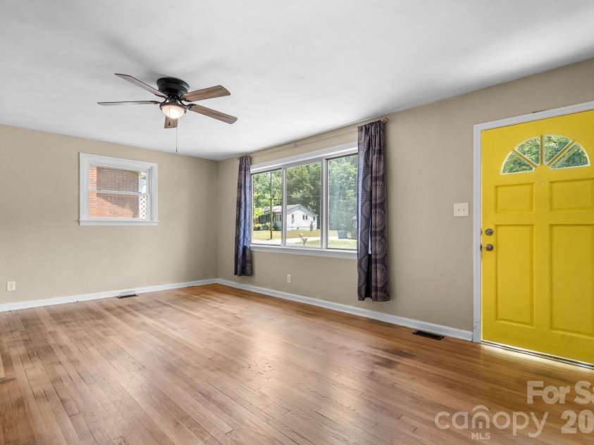 1423 16th Avenue, Hickory, NC 28601.  MLS# CAR4388030, YatesRealty ID 26720. 