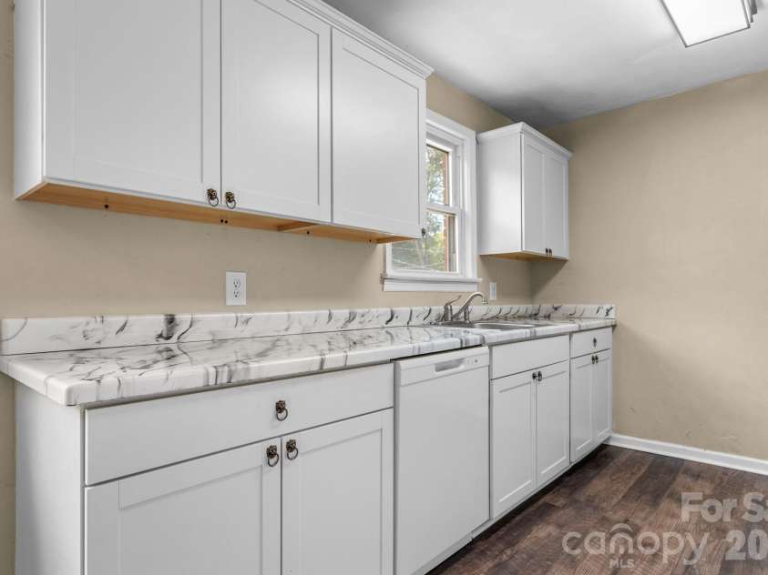 1423 16th Avenue, Hickory, NC 28601.  MLS# CAR4388030, YatesRealty ID 26720. 