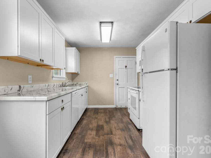 1423 16th Avenue, Hickory, NC 28601.  MLS# CAR4388030, YatesRealty ID 26720. 