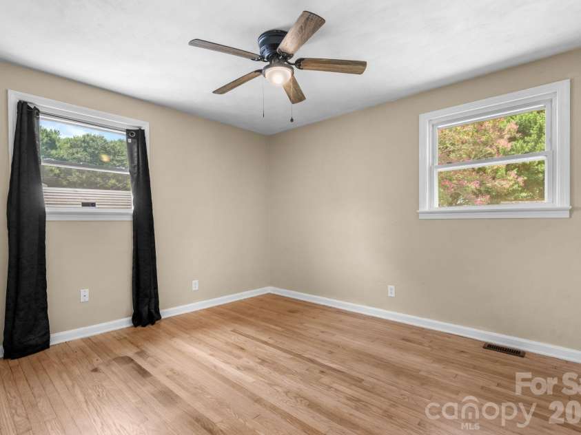 1423 16th Avenue, Hickory, NC 28601.  MLS# CAR4388030, YatesRealty ID 26720. 