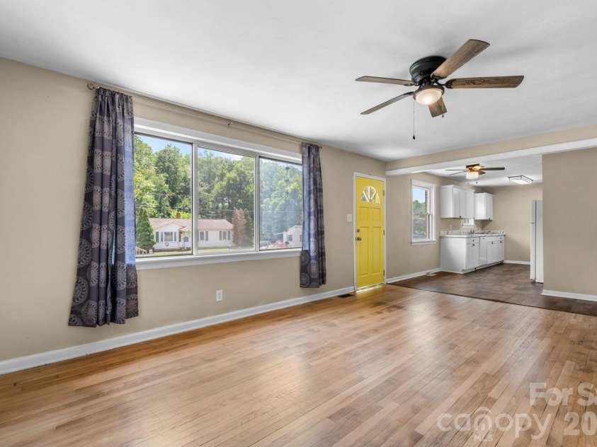 1423 16th Avenue, Hickory, NC 28601.  MLS# CAR4388030, YatesRealty ID 26720. 