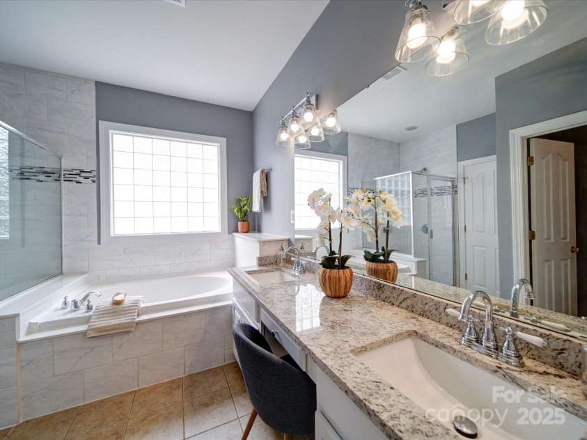 7642 Horseshoe Creek Drive, Huntersville, NC 28078.  MLS# CAR4249944, YatesRealty ID 26720. Ensuite bath