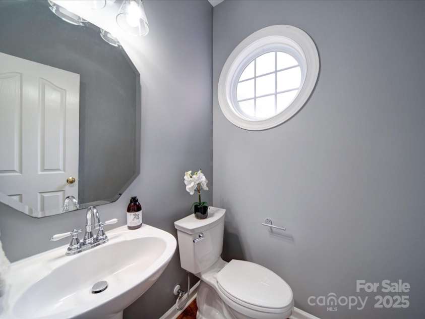 7642 Horseshoe Creek Drive, Huntersville, NC 28078.  MLS# CAR4249944, YatesRealty ID 26720. Half bath on main level