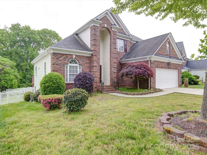 7642 Horseshoe Creek Drive, Huntersville, NC 28078.  MLS# CAR4249944, YatesRealty ID 26720. Side View of Home