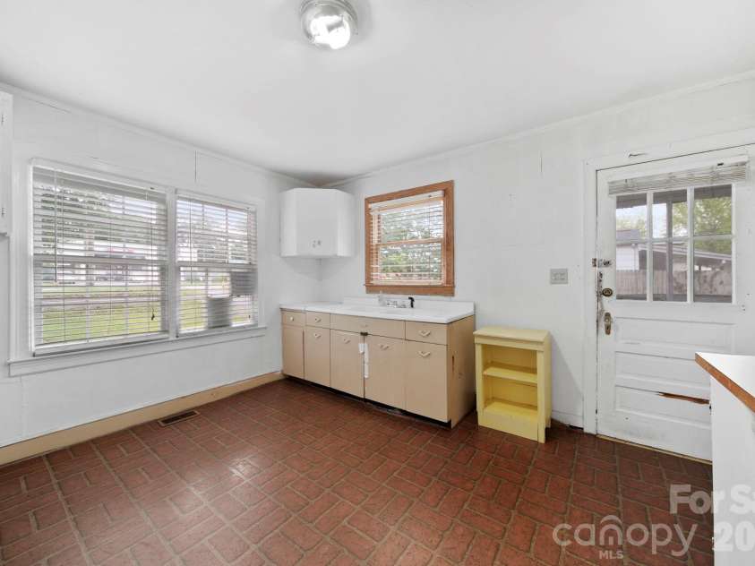 1109 Union Road, Gastonia, NC 28056.  MLS# CAR4388040, YatesRealty ID 26721. 