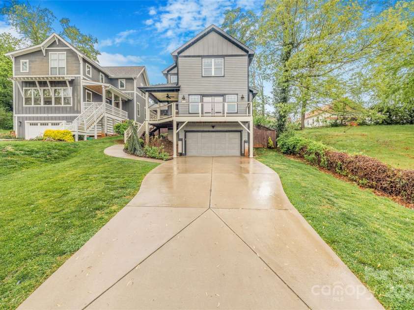 45 Tahkieostie Trail, Asheville, NC 28806.  MLS# CAR4250758, YatesRealty ID 26721. Large front yard and driveway perfect for entertaining.