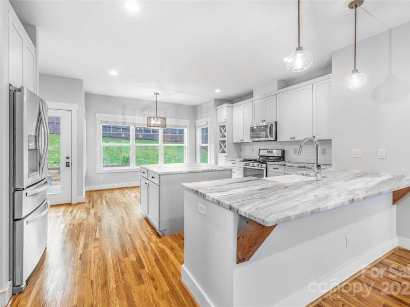 45 Tahkieostie Trail, Asheville, NC 28806.  MLS# CAR4250758, YatesRealty ID 26721. Large open kitchen with bar seating.