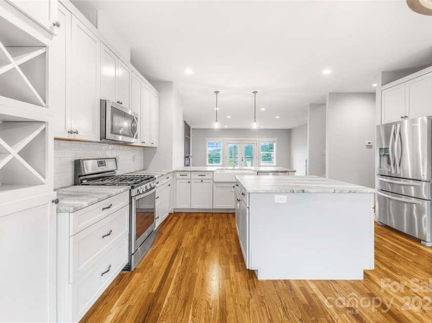 45 Tahkieostie Trail, Asheville, NC 28806.  MLS# CAR4250758, YatesRealty ID 26721. Large open kitchen with island and peninsula