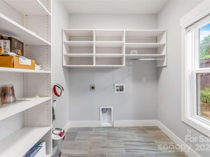 45 Tahkieostie Trail, Asheville, NC 28806.  MLS# CAR4250758, YatesRealty ID 26721. Laundry room