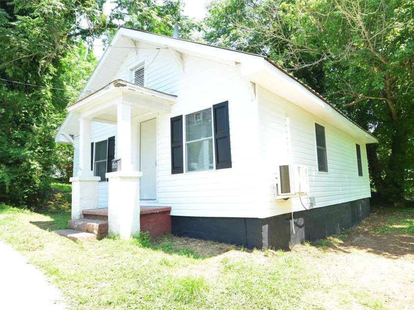 606 Center Street, Lenoir, NC 28645.  MLS# CAR4275846, YatesRealty ID 26723. 