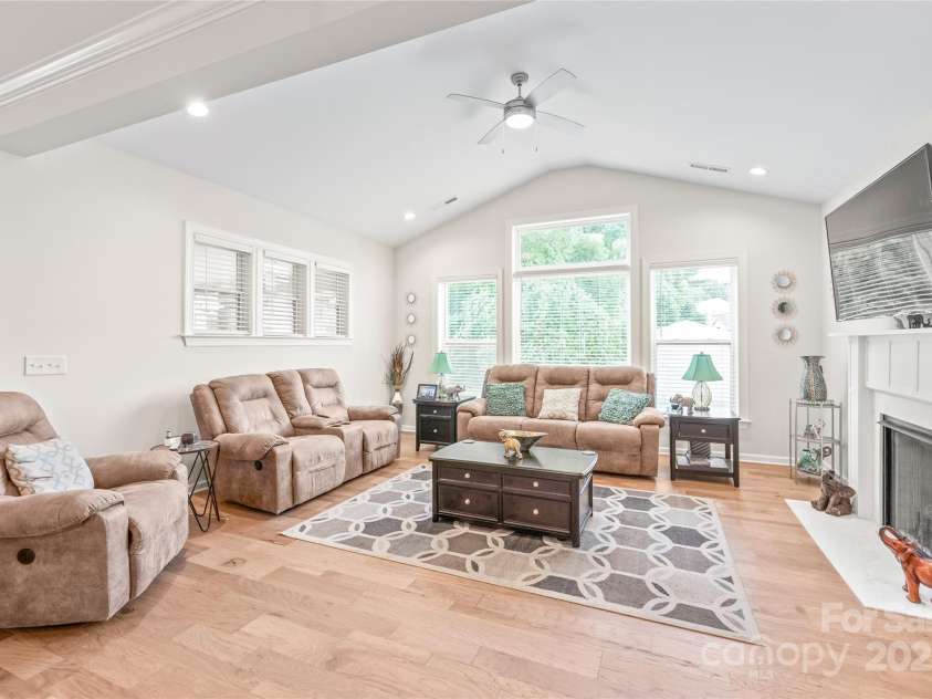 8100 Rolling Wheels Road, Charlotte, NC 28215.  MLS# CAR4278554, YatesRealty ID 26727. 