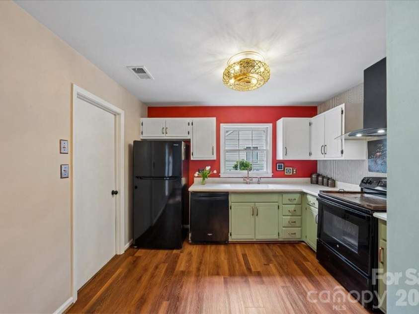 1005 Pinafore Drive, Charlotte, NC 28212.  MLS# CAR4380838, YatesRealty ID 26728. 