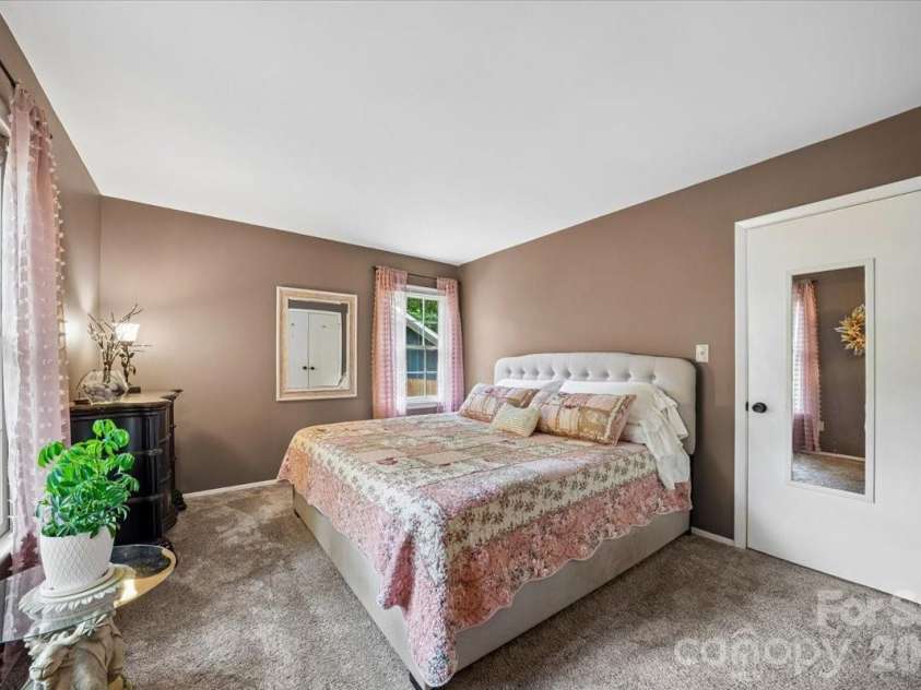 1005 Pinafore Drive, Charlotte, NC 28212.  MLS# CAR4380838, YatesRealty ID 26728. 