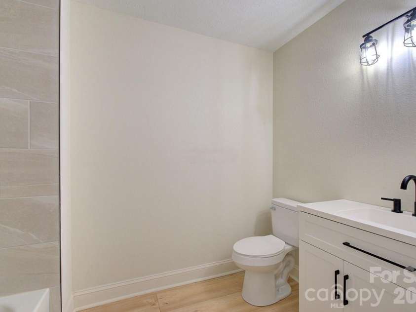 1195 Holly Springs Road, Lyman, SC 29365.  MLS# CAR4387941, YatesRealty ID 26730. Guest Bath