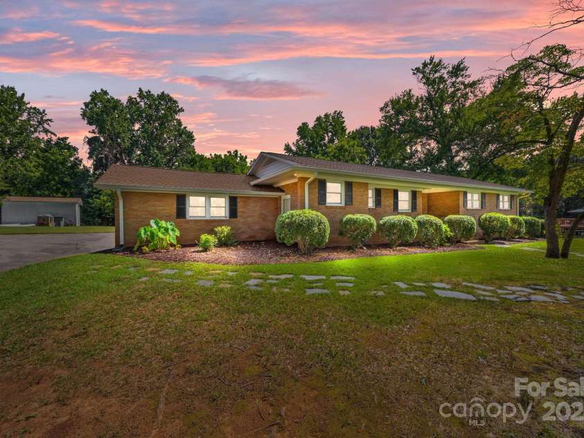 525 Julia Avenue, Belmont, NC 28012.  MLS# CAR4281678, YatesRealty ID 26734. 