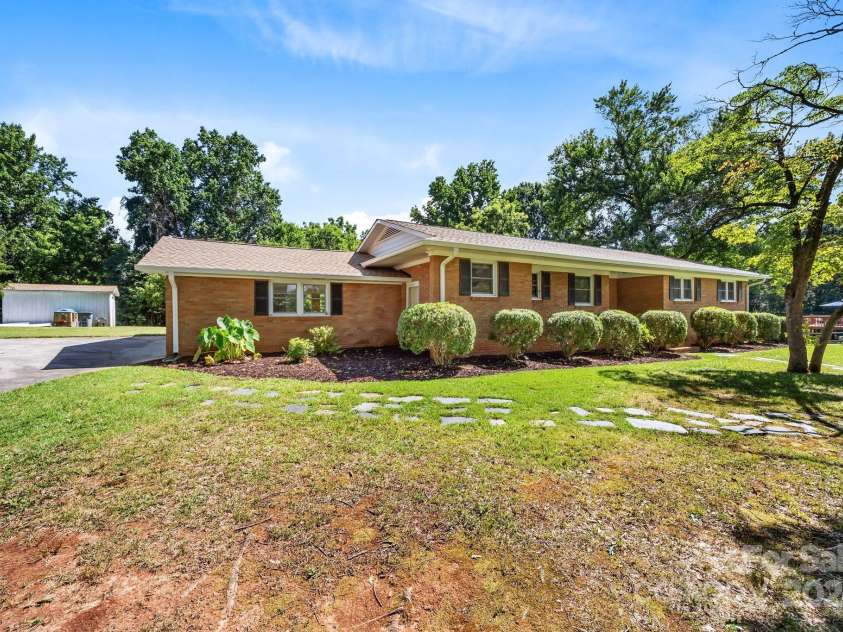 525 Julia Avenue, Belmont, NC 28012.  MLS# CAR4281678, YatesRealty ID 26734. 