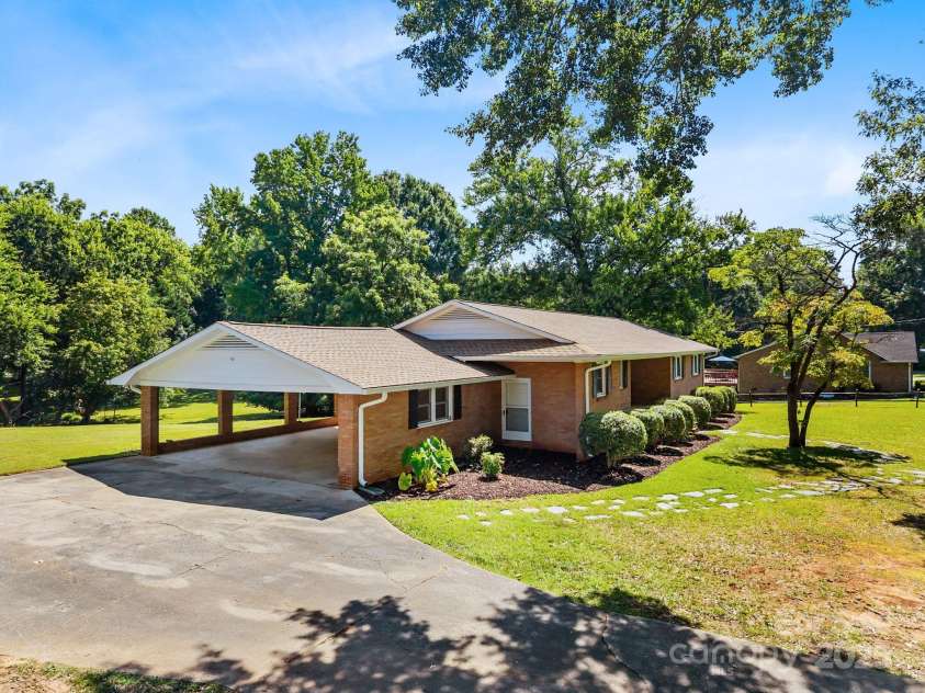 525 Julia Avenue, Belmont, NC 28012.  MLS# CAR4281678, YatesRealty ID 26734. 