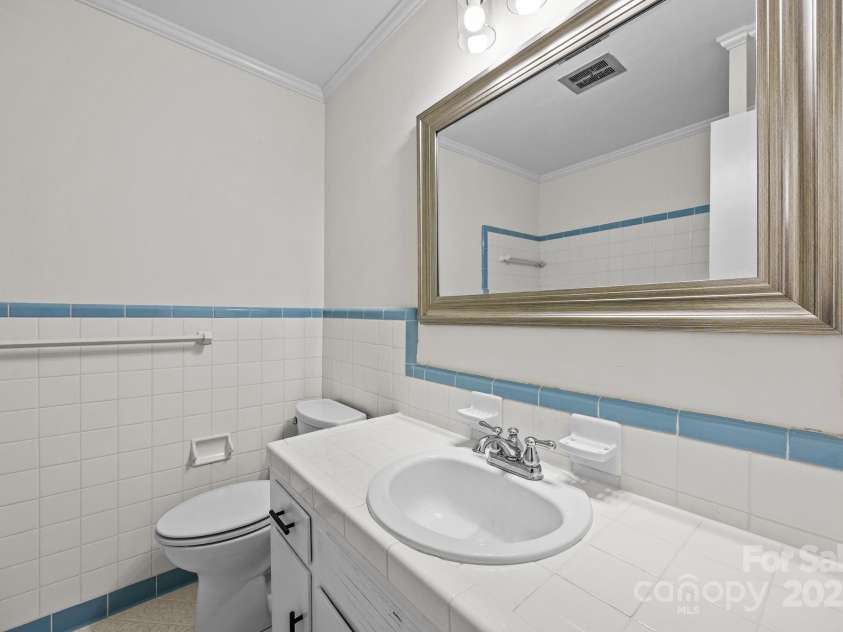 525 Julia Avenue, Belmont, NC 28012.  MLS# CAR4281678, YatesRealty ID 26734. Bathroom (2)