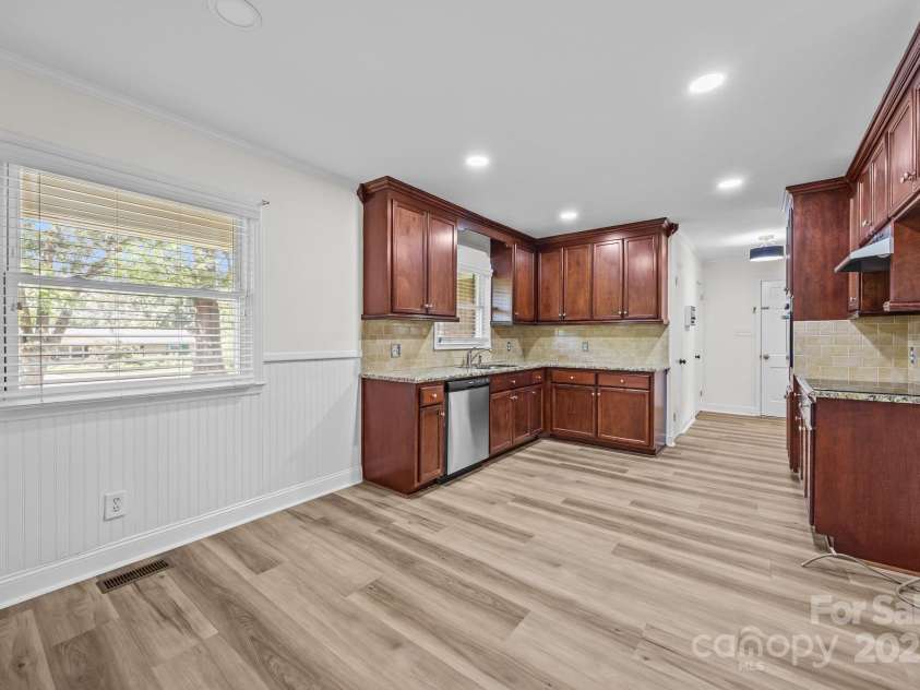 525 Julia Avenue, Belmont, NC 28012.  MLS# CAR4281678, YatesRealty ID 26734. Kitchen