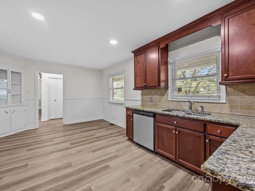 525 Julia Avenue, Belmont, NC 28012.  MLS# CAR4281678, YatesRealty ID 26734. Kitchen