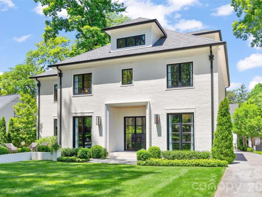 700 Cherokee Road, Charlotte, NC 28207.  MLS# CAR4379207, YatesRealty ID 26735. 