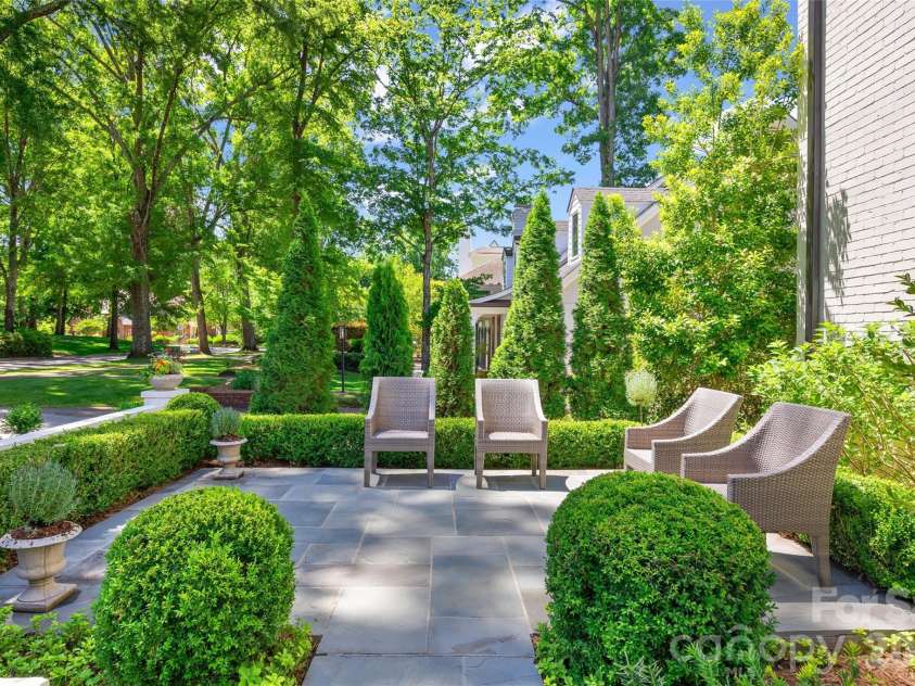 700 Cherokee Road, Charlotte, NC 28207.  MLS# CAR4379207, YatesRealty ID 26735. 