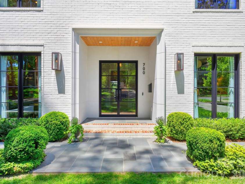 700 Cherokee Road, Charlotte, NC 28207.  MLS# CAR4379207, YatesRealty ID 26735. 
