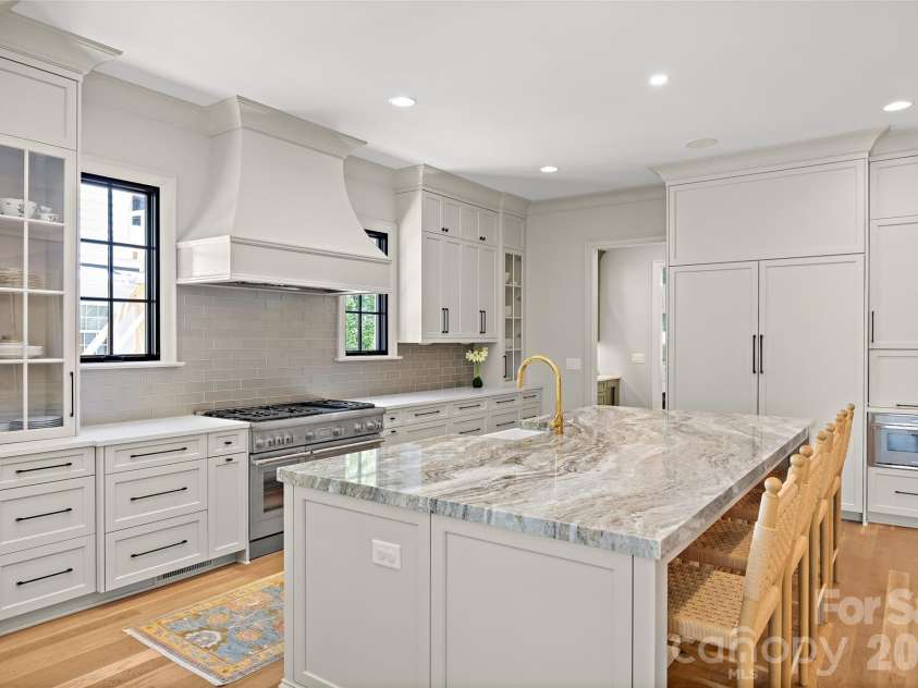 700 Cherokee Road, Charlotte, NC 28207.  MLS# CAR4379207, YatesRealty ID 26735. 
