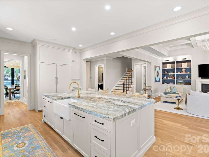 700 Cherokee Road, Charlotte, NC 28207.  MLS# CAR4379207, YatesRealty ID 26735. 