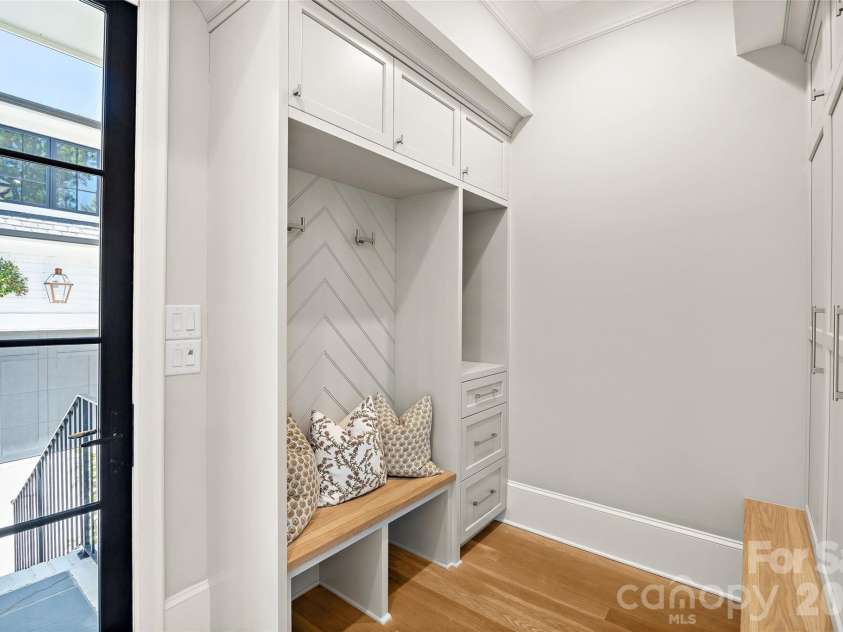 700 Cherokee Road, Charlotte, NC 28207.  MLS# CAR4379207, YatesRealty ID 26735. 