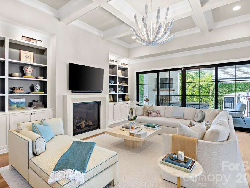 700 Cherokee Road, Charlotte, NC 28207.  MLS# CAR4379207, YatesRealty ID 26735. 