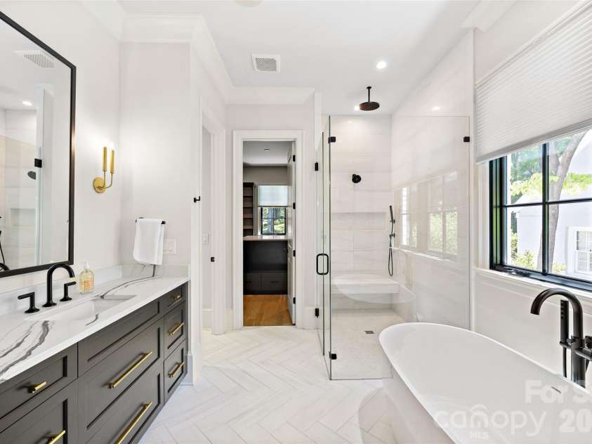 700 Cherokee Road, Charlotte, NC 28207.  MLS# CAR4379207, YatesRealty ID 26735. 