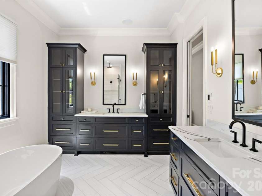 700 Cherokee Road, Charlotte, NC 28207.  MLS# CAR4379207, YatesRealty ID 26735. 