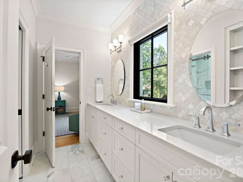 700 Cherokee Road, Charlotte, NC 28207.  MLS# CAR4379207, YatesRealty ID 26735. 