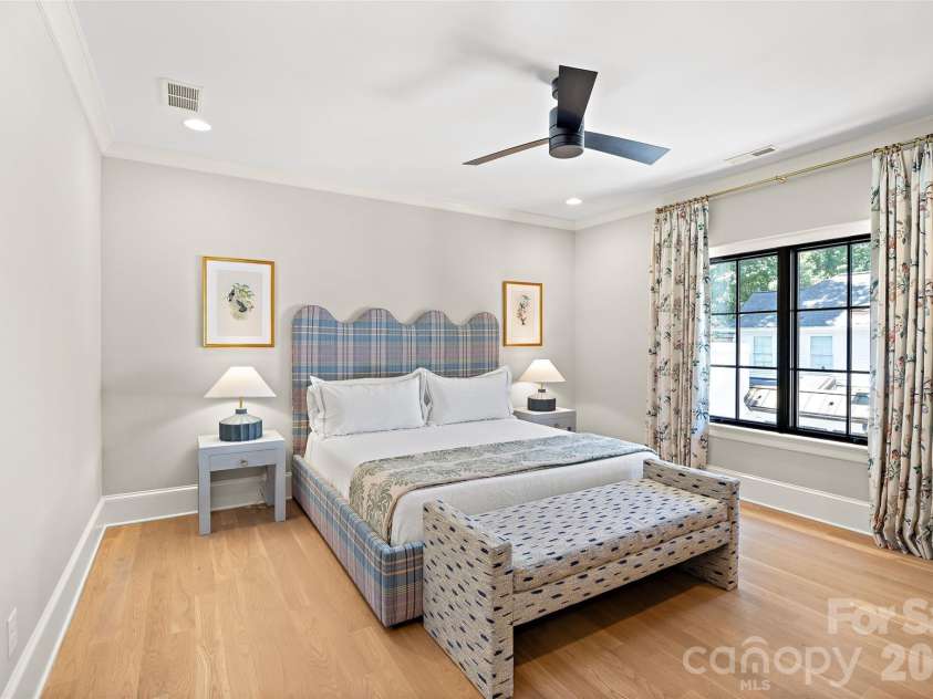700 Cherokee Road, Charlotte, NC 28207.  MLS# CAR4379207, YatesRealty ID 26735. 