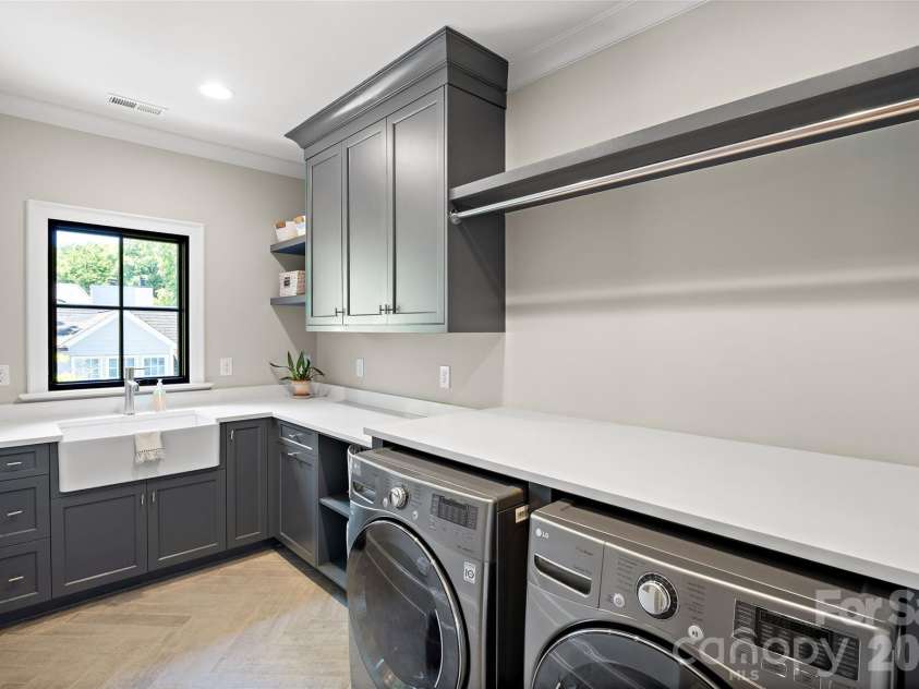 700 Cherokee Road, Charlotte, NC 28207.  MLS# CAR4379207, YatesRealty ID 26735. 