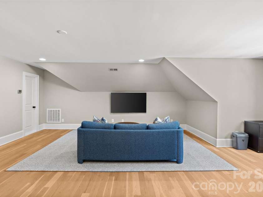 700 Cherokee Road, Charlotte, NC 28207.  MLS# CAR4379207, YatesRealty ID 26735. 