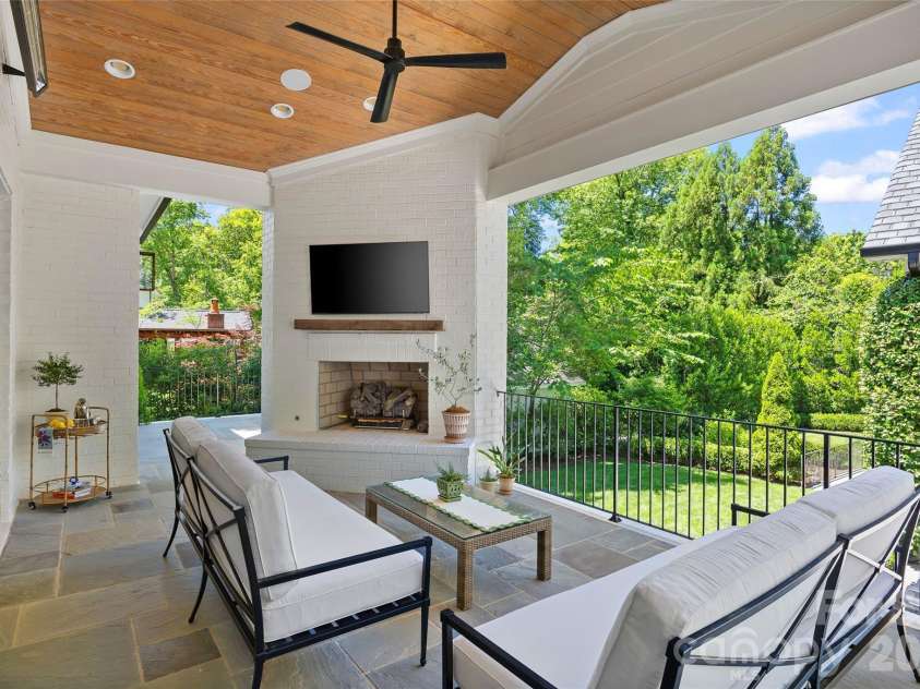 700 Cherokee Road, Charlotte, NC 28207.  MLS# CAR4379207, YatesRealty ID 26735. 