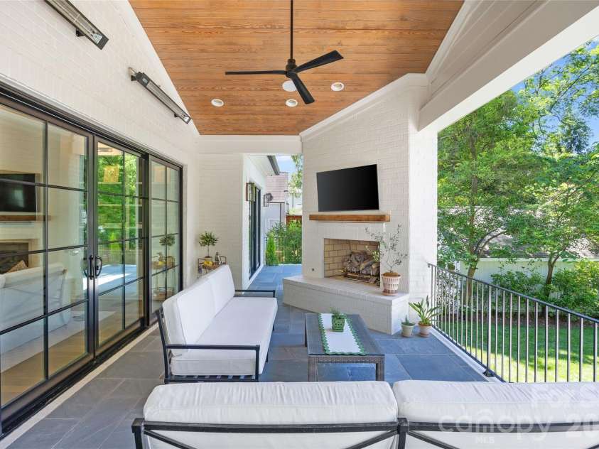 700 Cherokee Road, Charlotte, NC 28207.  MLS# CAR4379207, YatesRealty ID 26735. 