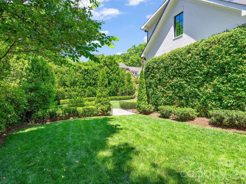 700 Cherokee Road, Charlotte, NC 28207.  MLS# CAR4379207, YatesRealty ID 26735. 